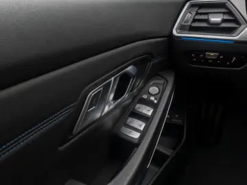 BMW 330e xD M Sport 360  HUD Panorama Individual 19