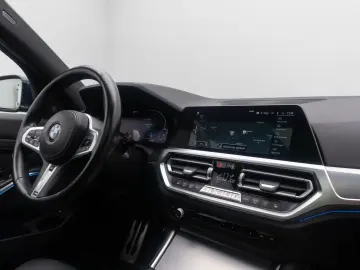 BMW 330e xD M Sport 360  HUD Panorama Individual 19