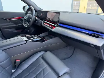 BMW 550e xDrive M-SPORT H&K 360  HUD