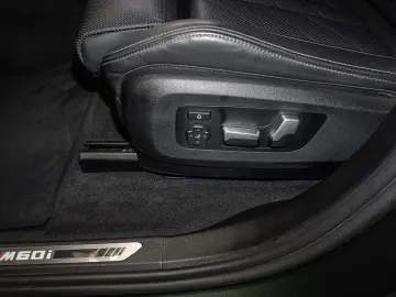 BMW X5 M60i xDrive Komfortzugang  AHK  Pano  Standhe