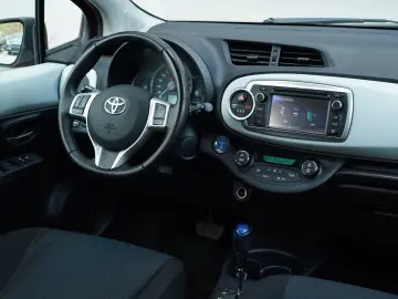 Toyota Yaris 1.5 VVT-i HSD Sol