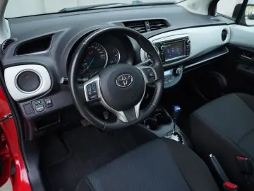 Toyota Yaris 1.5 VVT-i HSD Sol