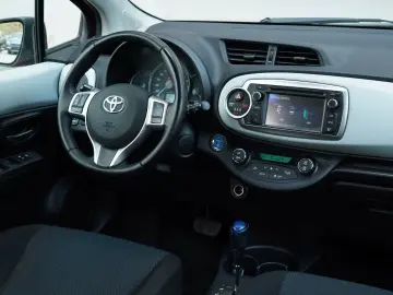 Toyota Yaris 1.5 VVT-i HSD Sol