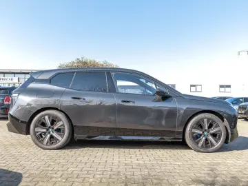 BMW iX xDrive40 Sportpaket HuD Laser Skylounge AHK H