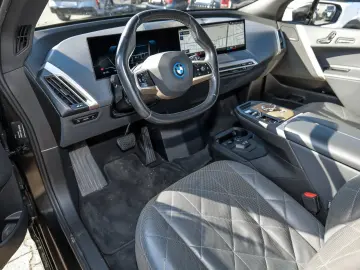 BMW iX xDrive40 Sportpaket HuD Laser Skylounge AHK H
