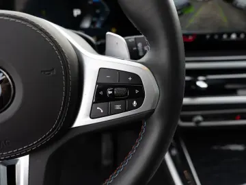 BMW X5 M60i PANO NAVI AKTIVLENKUNG H K SHZ MEMORY