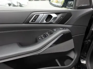 BMW X5 M60i PANO NAVI AKTIVLENKUNG H K SHZ MEMORY