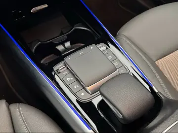 MERCEDES-BENZ EQA 250 Electric Art Advanced Pano Night