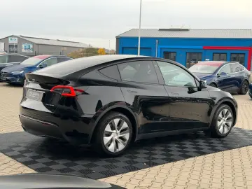 TESLA MODEL Y LONG RANGE AWD   AMD RYZEN