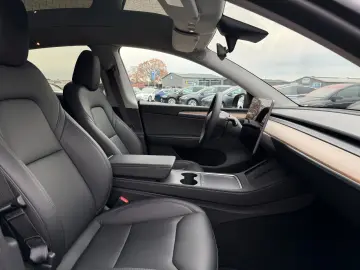 TESLA MODEL Y LONG RANGE AWD   AMD RYZEN