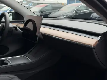TESLA MODEL Y LONG RANGE AWD   AMD RYZEN