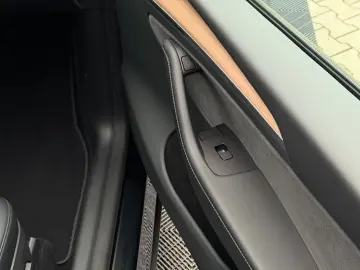 TESLA MODEL Y LONG RANGE AWD   AMD RYZEN