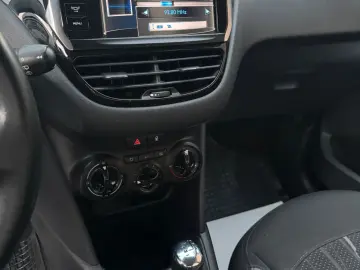 Peugeot 208 2012