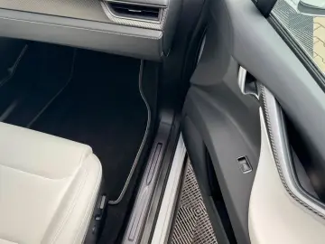 TESLA MODEL X RAVEN PERFORMANCE   6 SEATER   AP3