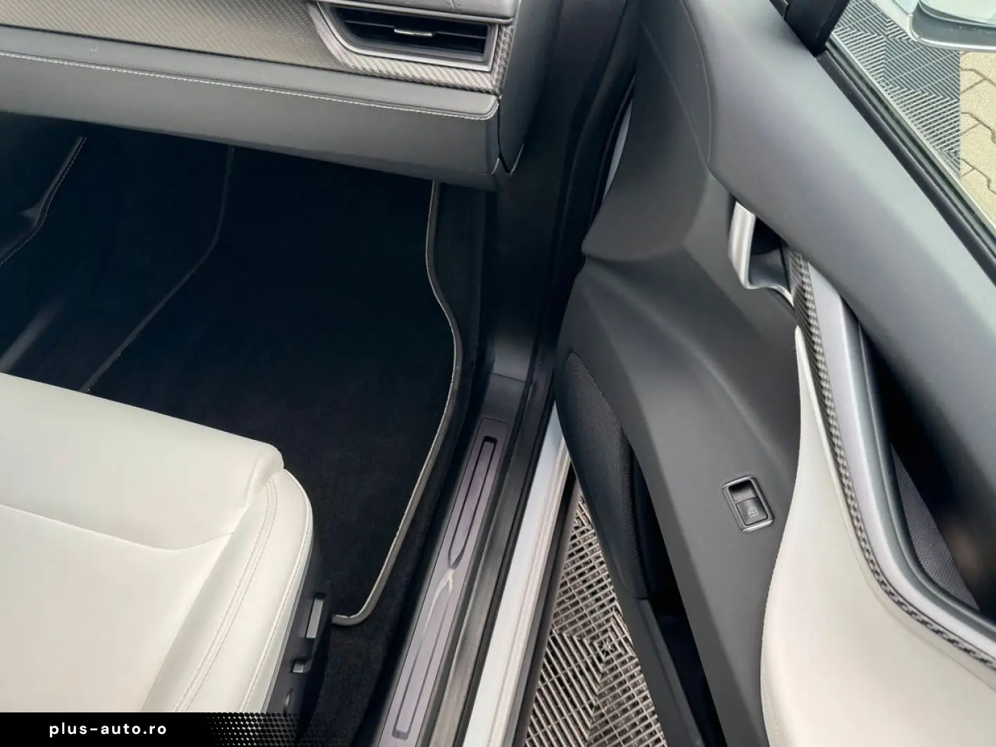 TESLA MODEL X RAVEN PERFORMANCE   6 SEATER   AP3