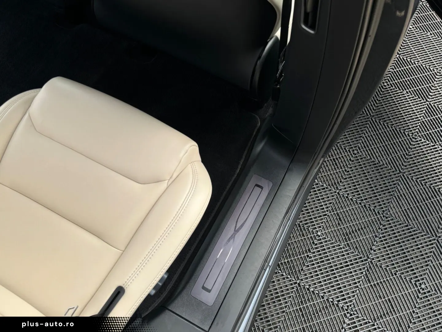 TESLA MODEL X RAVEN PERFORMANCE   6 SEATER   22 INCH