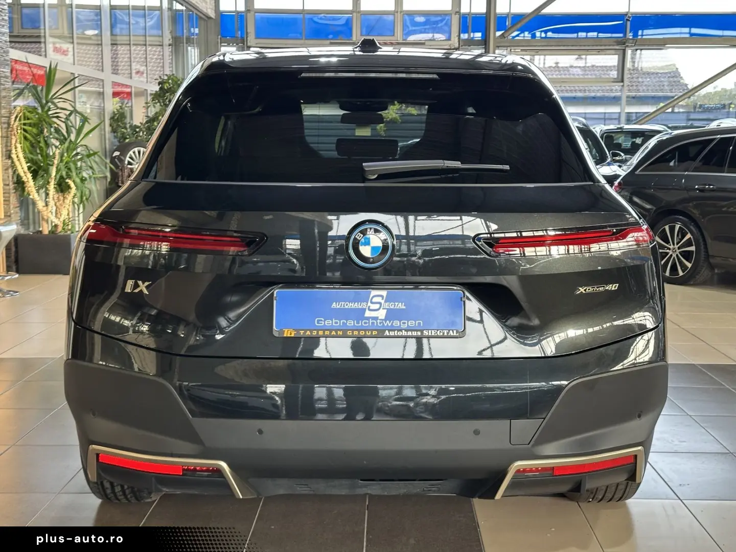 BMW iX 40 xDrive AHK LED Leder R.Cam Navi PDC SHZ
