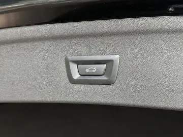 BMW iX 40 xDrive AHK LED Leder R.Cam Navi PDC SHZ