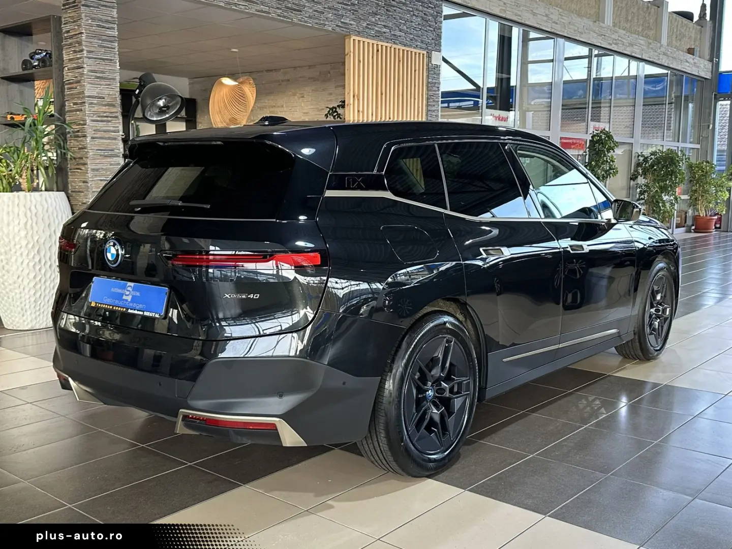 BMW iX 40 xDrive AHK LED Leder R.Cam Navi PDC SHZ