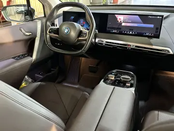 BMW iX 40 xDrive AHK LED Leder R.Cam Navi PDC SHZ