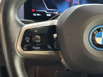 BMW iX 40 xDrive AHK LED Leder R.Cam Navi PDC SHZ