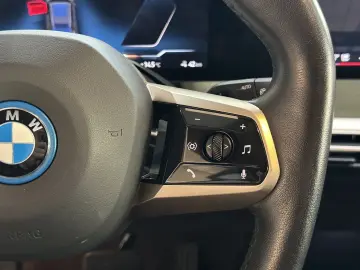 BMW iX 40 xDrive AHK LED Leder R.Cam Navi PDC SHZ