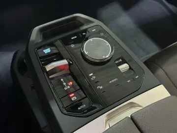 BMW iX 40 xDrive AHK LED Leder R.Cam Navi PDC SHZ