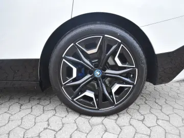 BMW iX xDrive40 Sportpaket HK HiFi DAB Pano.Dach