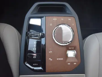 BMW iX xDrive40 Sportpaket HK HiFi DAB Pano.Dach