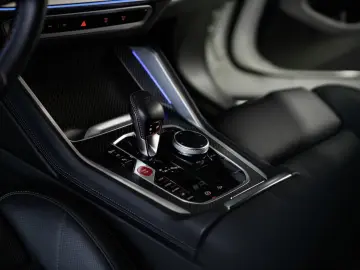 BMW XM 50e AHK Autobahnass