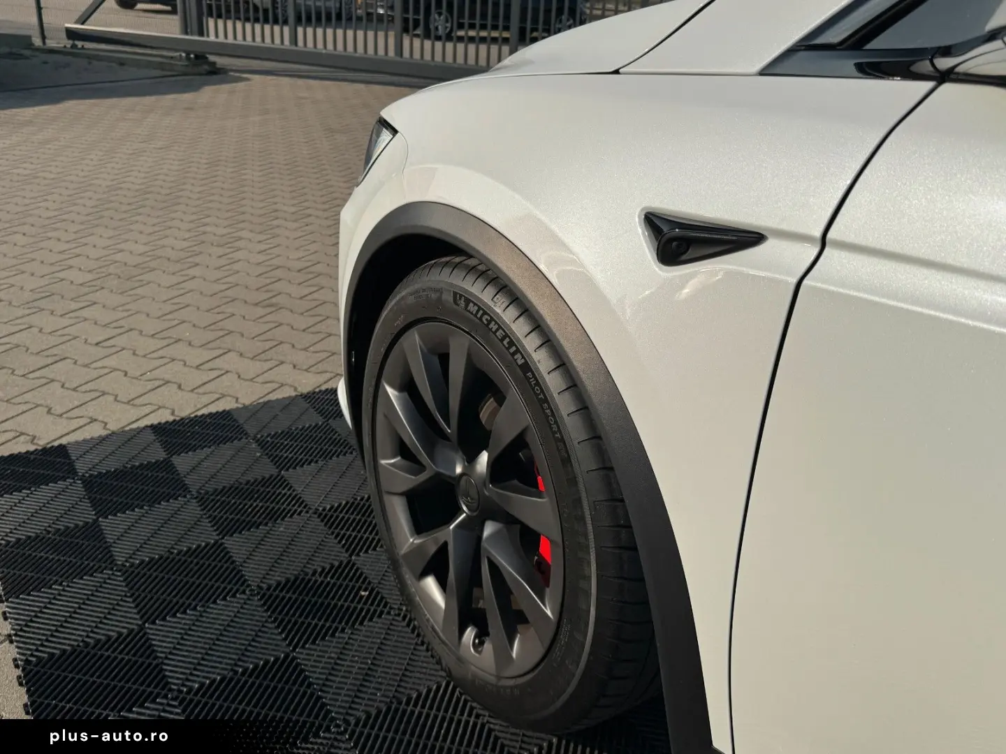 TESLA MODEL X PLAID   HARWARE 4   YOKE   6SEAT   22