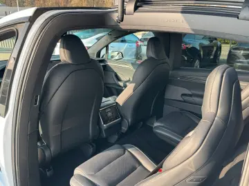 TESLA MODEL X PLAID   HARWARE 4   YOKE   6SEAT   22