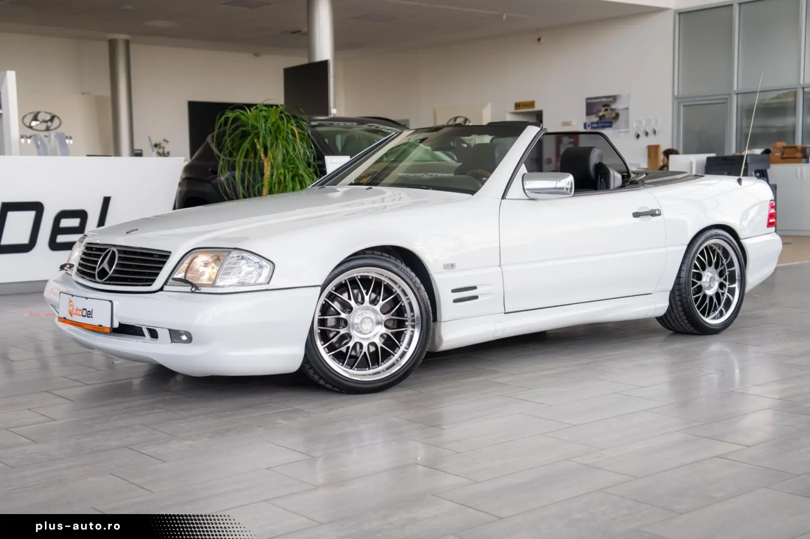 Mercedes-Benz SL-Class 500 V8
