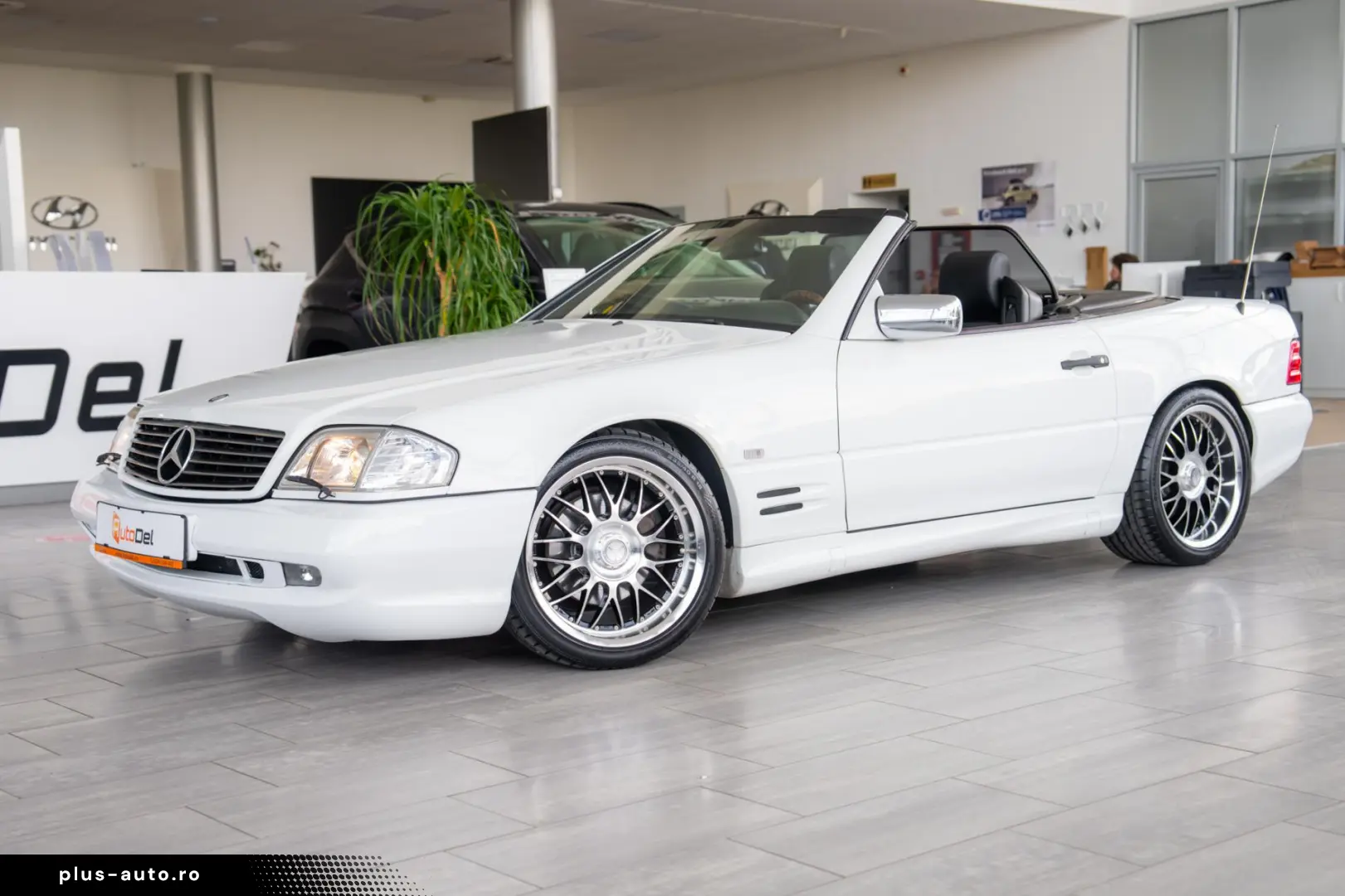 Mercedes-Benz SL-Class 500 V8