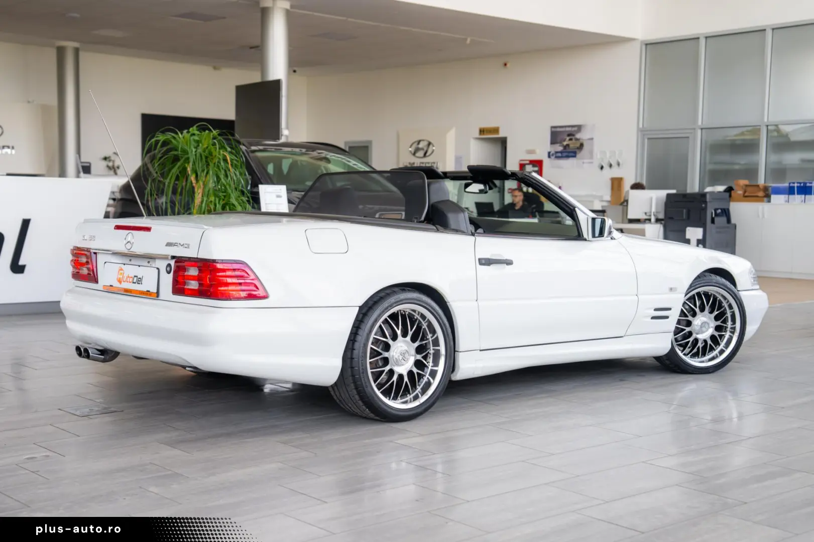 Mercedes-Benz SL-Class 500 V8