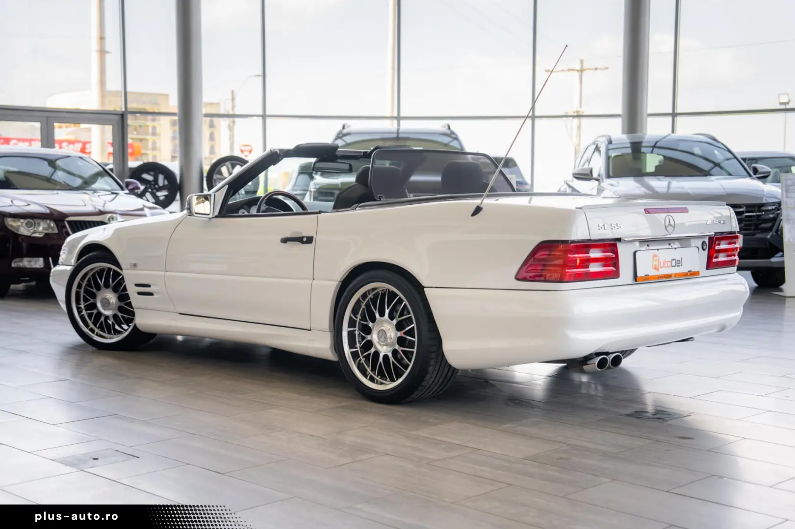 Mercedes-Benz SL-Class 500 V8
