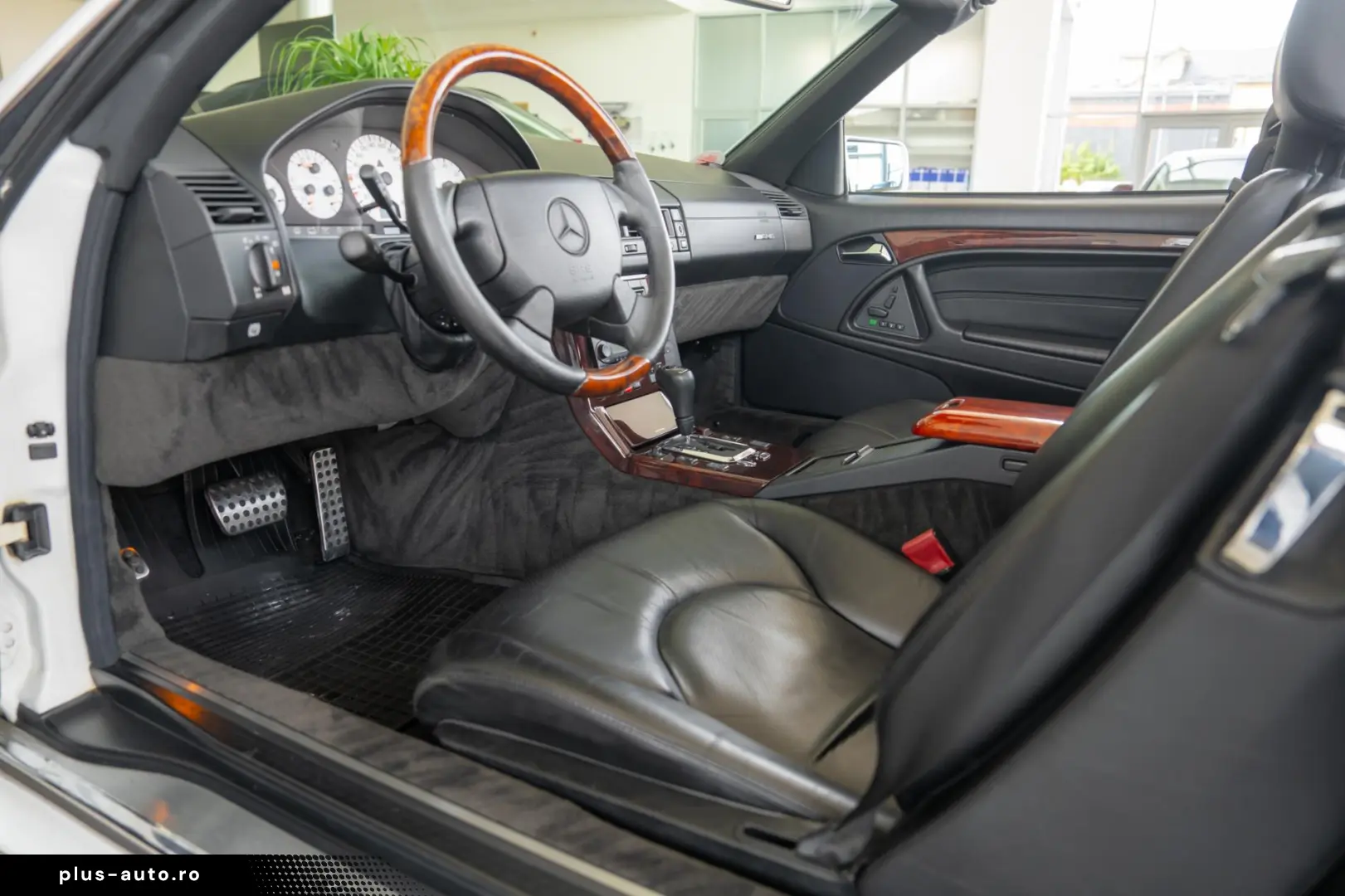 Mercedes-Benz SL-Class 500 V8