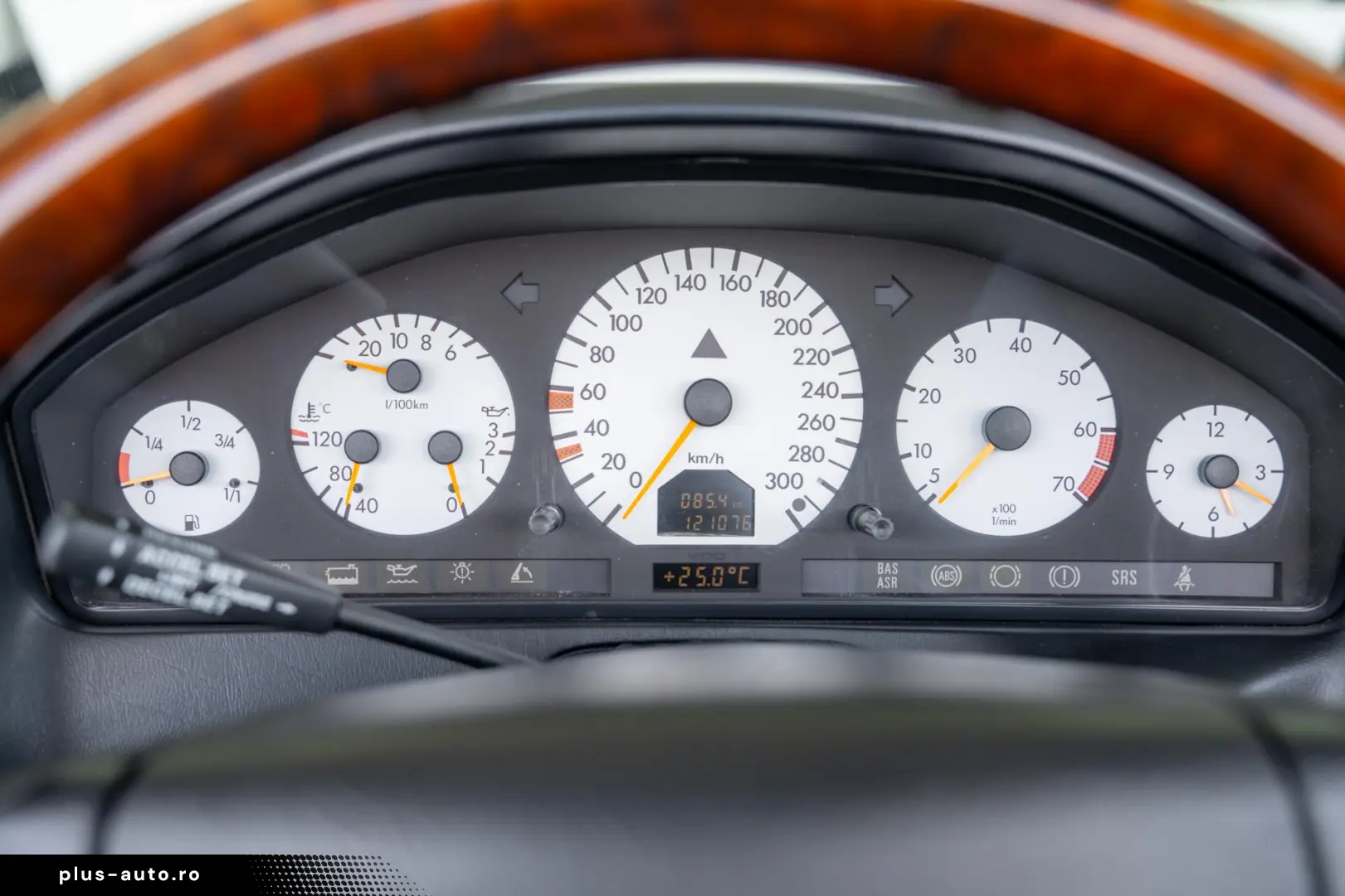 Mercedes-Benz SL-Class 500 V8