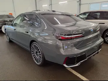 BMW 740d xDr M SPORT AutoTüren SkyL StHzg 360