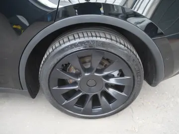 TESLA Model Y Long Range AWD  20-Zoll