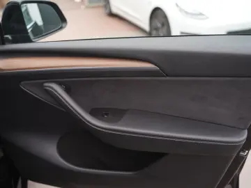 TESLA Model Y Long Range AWD  20-Zoll