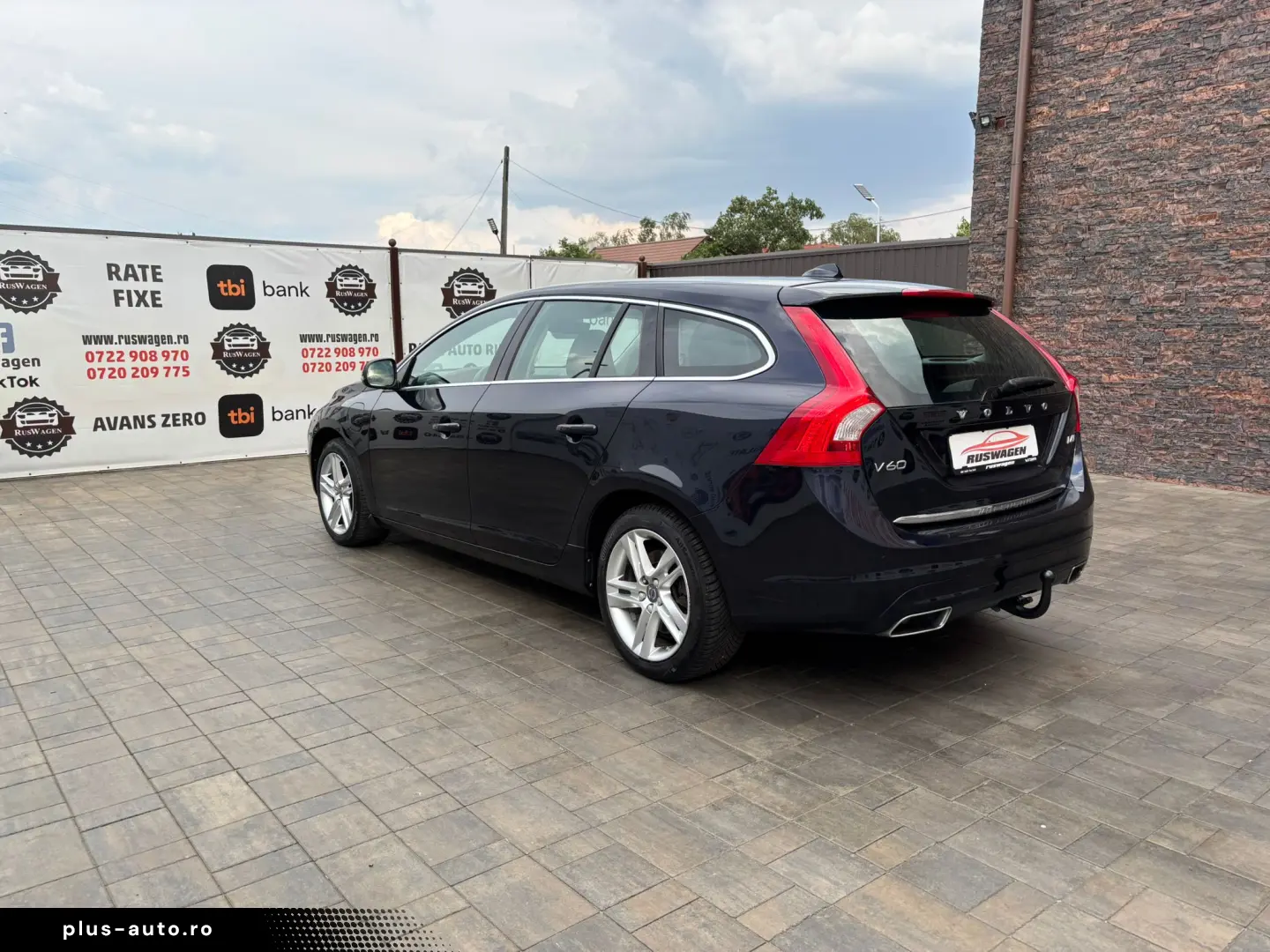 VOLVO V60 2015 12 2.4