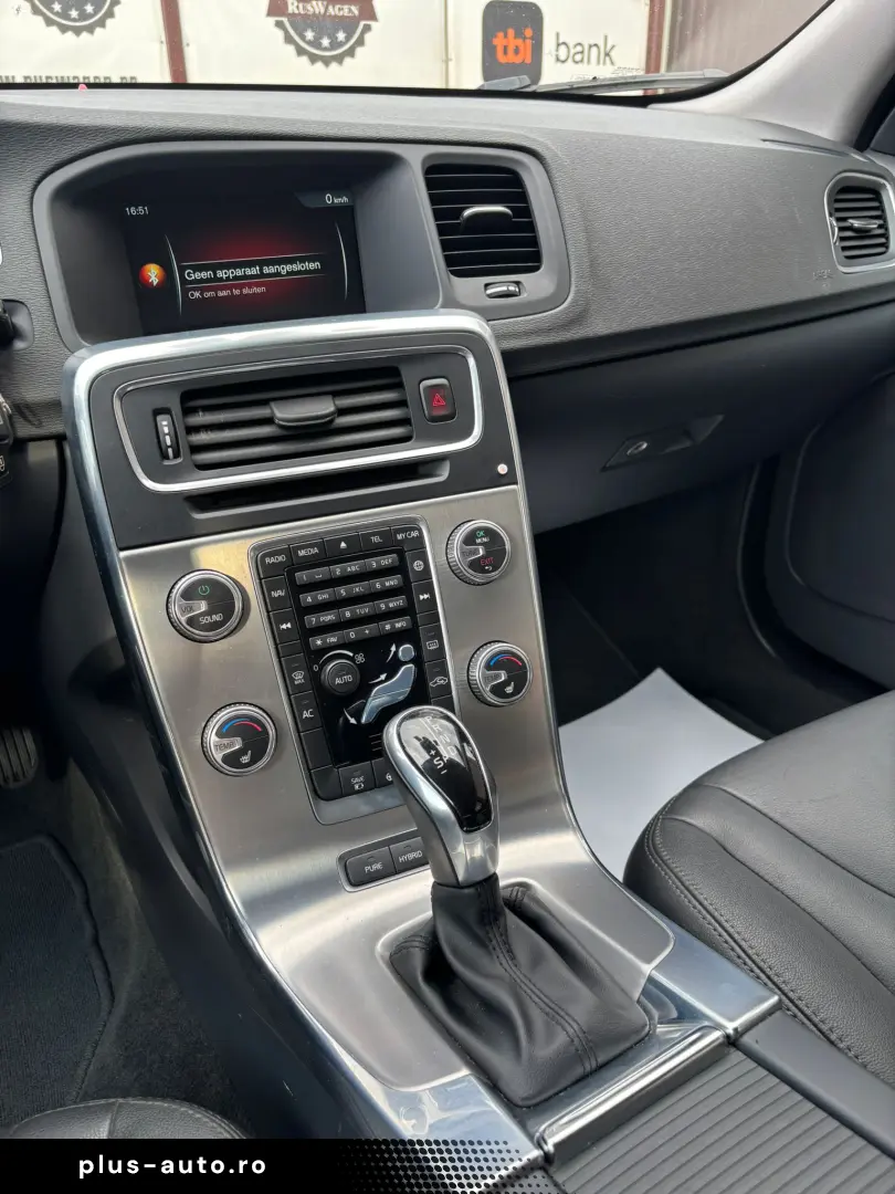 VOLVO V60 2015 12 2.4