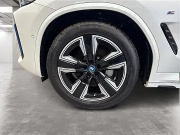 BMW iX3 M Sport Sportsitze adapt. Fahrwerk Ambient L