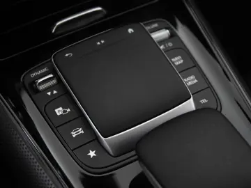 MERCEDES-BENZ GLA 180