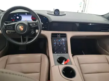 PORSCHE Taycan Plus 5-SITZE PANO WÄRMEPUMPE PASM