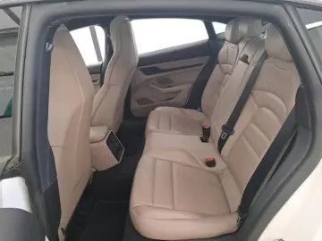 PORSCHE Taycan Plus 5-SITZE PANO WÄRMEPUMPE PASM