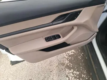 PORSCHE Taycan Plus 5-SITZE PANO WÄRMEPUMPE PASM