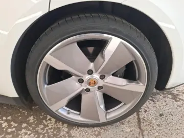 PORSCHE Taycan Plus 5-SITZE PANO WÄRMEPUMPE PASM