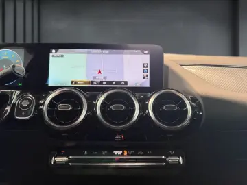 MERCEDES-BENZ GLA 200 AMG